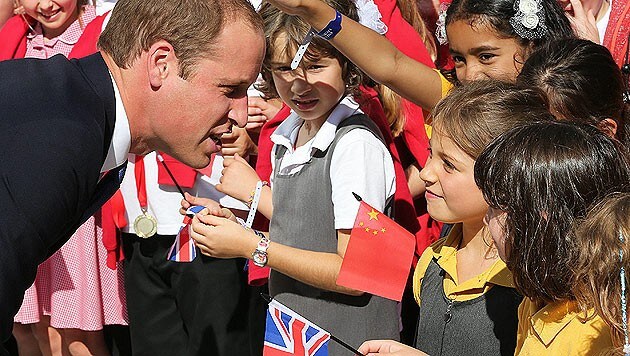 Prinz William wird in Oxford von zahlreichen begeisterten Kindern begrüßt. (Bild: EPA)