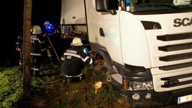 Insgesamt 19 Feuerwehrleute zogen den 40 Tonnen schweren Lkw aus dem Schlamm. (Bild: Feuerwehr/Karner)