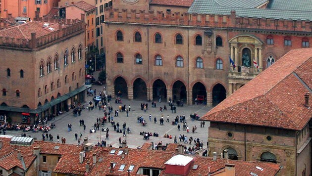Der Unfall ereignete sich unter den Laubengängen - sogenannten Portici - am Piazza Maggiore. (Bild: Gaspa)