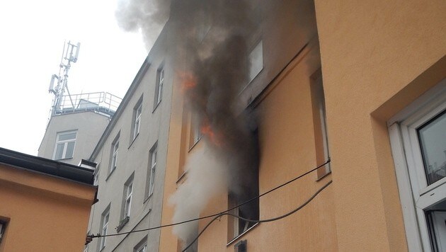 Flammen schlugen aus dem Fenster der brennenden Wohnung. (Bild: MA 68 Lichtbildstelle)