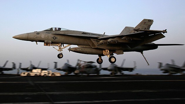 Landung einer F/-18C Hornet auf dem Flugzeugträger USS George H. W. Bush (Bild: AP)