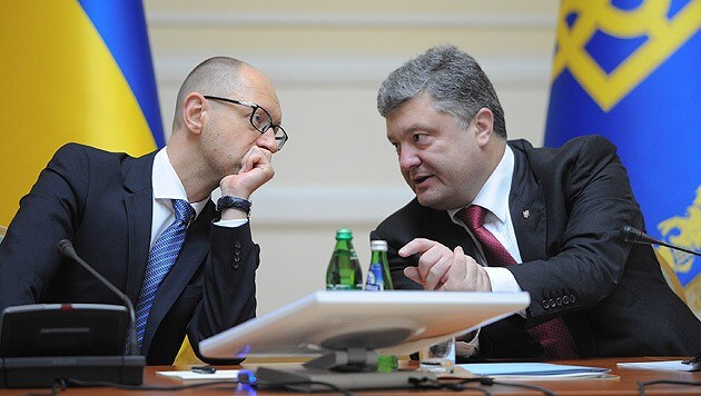 Präsident Petro Poroschenko und Premier Arseni Jazenjuk im Parlament in Kiew (Bild: AP)