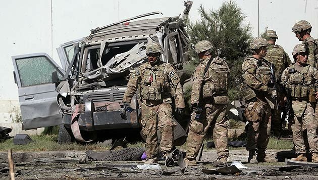 US-Soldaten inspizieren den Anschlagsort in Kabul (Bild: AP)