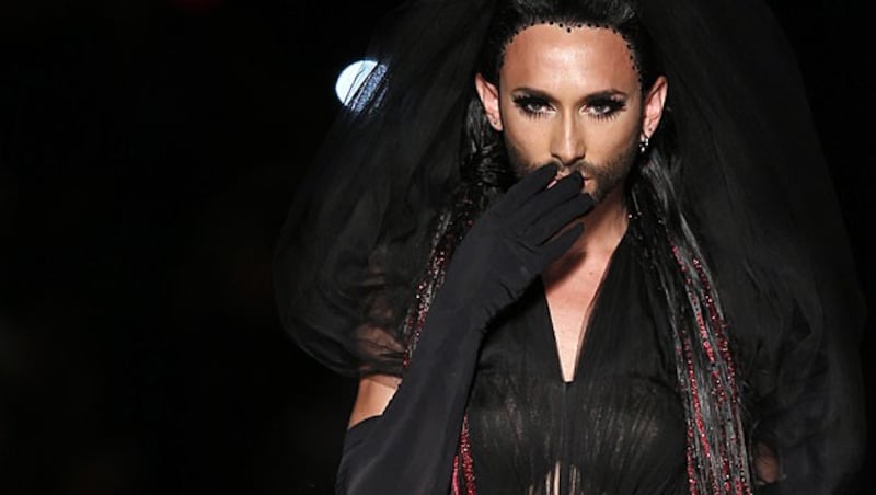 Conchita Wurst für Jean Paul Gaultier auf dem Laufsteg. (Bild: APA/EPA/IAN LANGSDON)