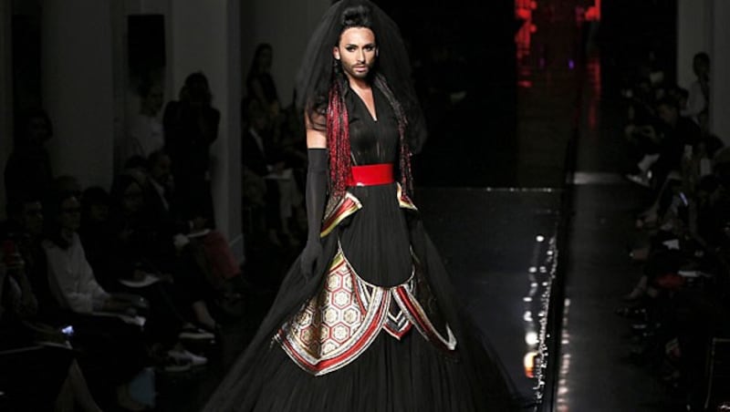 Conchita Wurst für Jean Paul Gaultier auf dem Laufsteg. (Bild: APA/EPA/IAN LANGSDON)