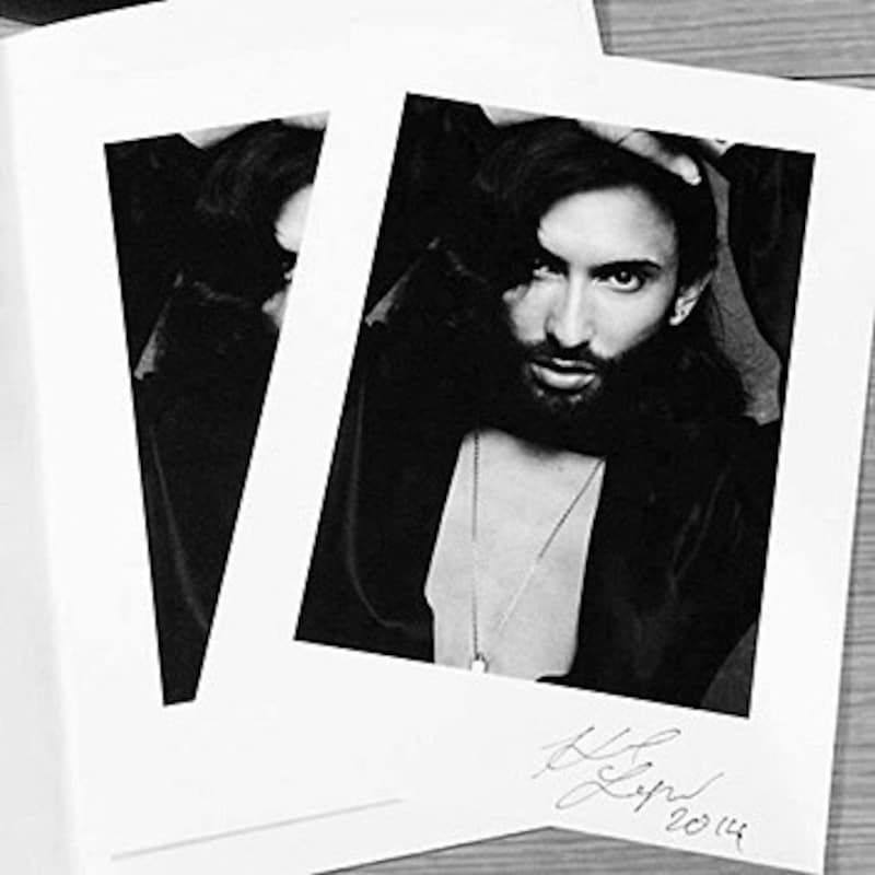 Einen ersten Bild-Abzug signierte Karl Lagerfeld Conchita Wurst sofort nach dem Shooting. (Bild: facebook.com/ConchitaWurst)