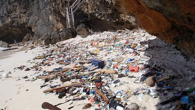 Angeschwemmter Müll an einem Strand der Weihnachtsinsel (Bild: CSIRO)
