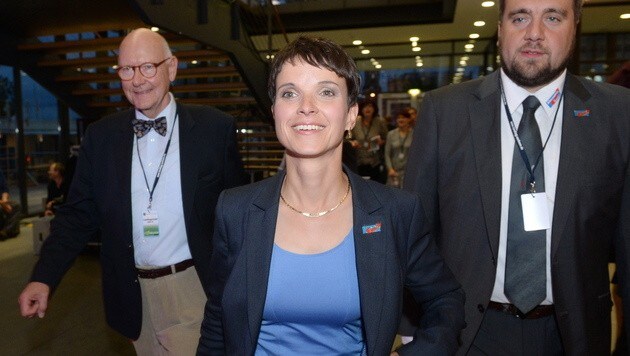AfD-Spitzenkandidatin Frauke Petry freut sich über den Einzug in den Landtag in Sachsen. (Bild: EPA)