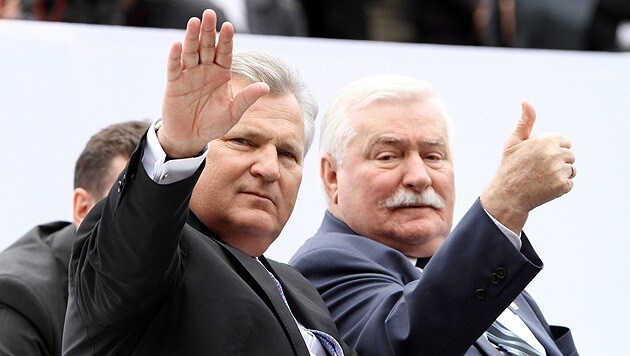 Polens Ex-Präsidenten Aleksander Kwasniewski (li.) und Lech Walesa (Bild: APA/EPA/PAWEL SUPERNAK)
