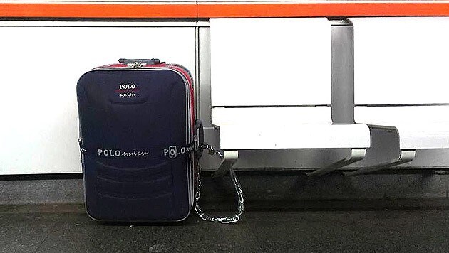 Der Koffer war mit einer Panzerkette an einem Stuhl befestigt. (Bild: APA/POLIZEI)