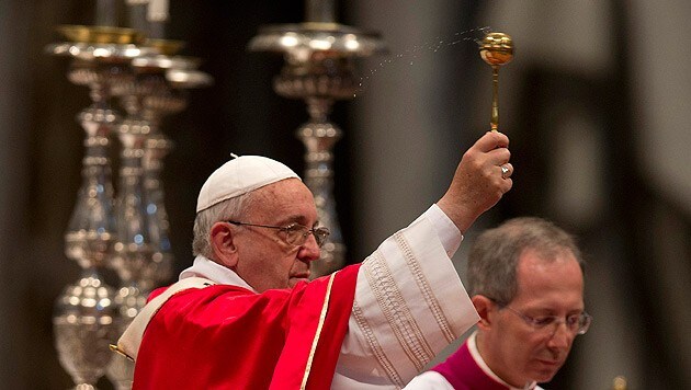 Papst Franziskus hat erstmals eine Hochzeitszeremonie im Petersdom geleitet. (Bild: AP)