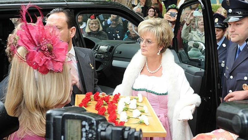 Fürstin Gloria von Thurn und Taxis kommt zur Hochzeit ihrer Tochter Maria Theresia und Hugo Wilson. (Bild: APA/dpa)