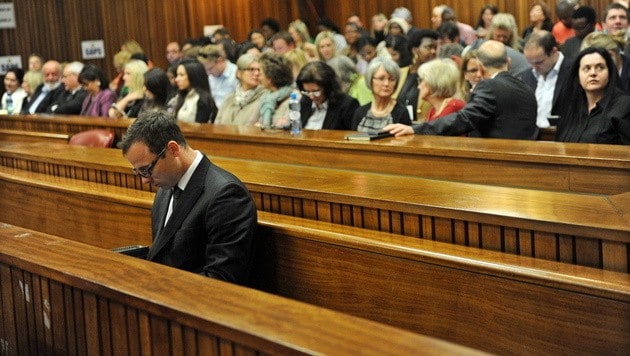 Oscar Pistorius auf der Anklagebank (Bild: APA/EPA/WERNER BEUKES/POOL)