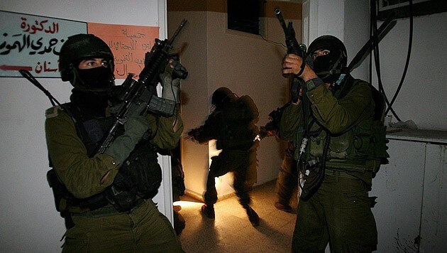 Israelische Elitesoldaten erstürmen das Gebäude einer Palästinenserorganisation (Archivbild) (Bild: Uriel Sinai/EPA/picturedesk.com)
