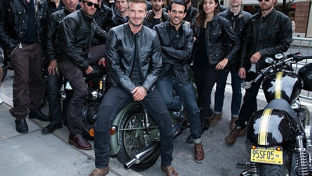 David Beckham posiert in Lederjacke mit Bikern in New York. (Bild: AP)