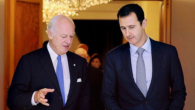 Syriens Staatschef Bashar al-Assad und UN-Sondergesandter Staffan de Mistura (Bild: AP)