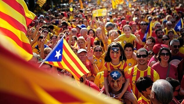 Hunderttausende Katalanen marschierten für die Unabhängigkeit. (Bild: AP)