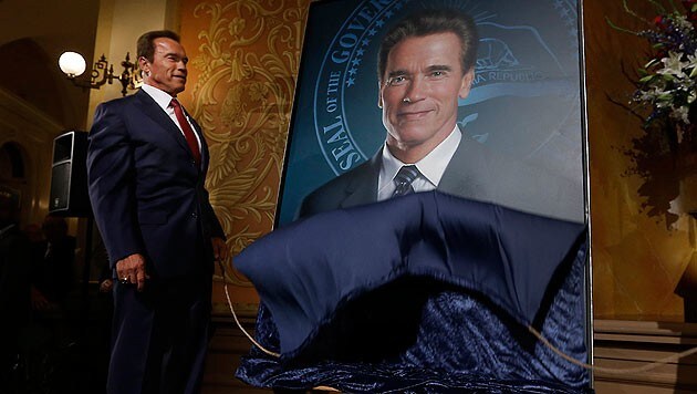 Schwarzenegger enthüllt das Gottfried-Helnwein-Gemälde von sich. (Bild: AP)