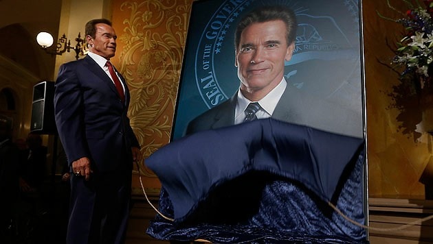 Schwarzenegger enthüllt das Gottfried-Helnwein-Gemälde von sich. (Bild: AP)