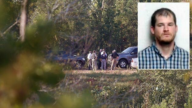 Die Polizei an einem der Orte, an denen der Familienvater (kl. Bild) seine Kinder vergraben hat (Bild: AP, APA/EPA/SMITH COUNTY SHERIFF'S DEPARTMENT)