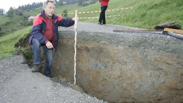 Bürgeister Anton Polessnig misst einen Niveauunterschied von 70 Zentimetern. (Bild: Klaus Kreuzer)