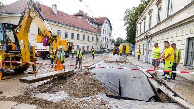Ein massiver Wasserrohrbruch in Wien-Penzing sorgte für überflutete Straßen. (Bild: APA/EXPA/ SEBASTIAN PUCHER)