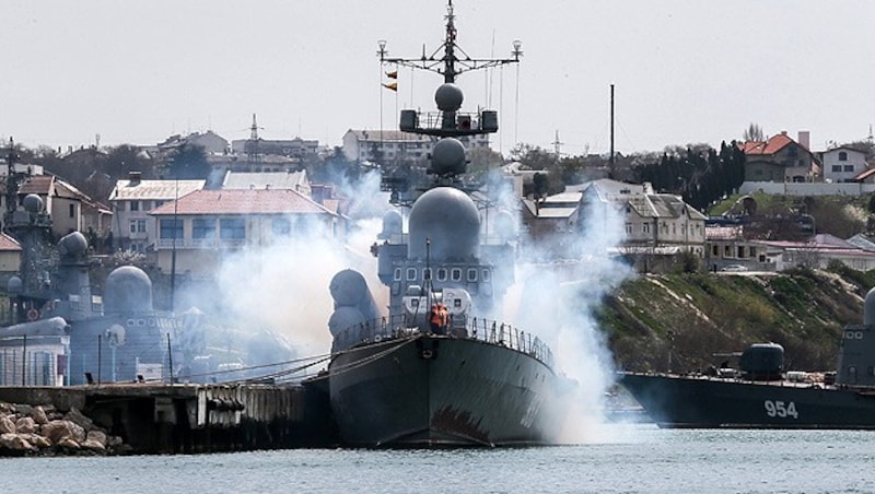 Ein Schiff der Schwarzmeerflotte (Archivbild) (Bild: APA/EPA/SERGEI ILNITSKY)