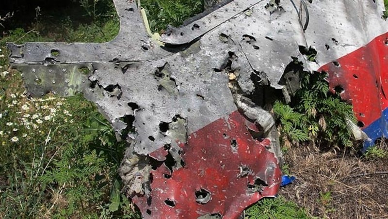 Schrapnellspuren an den Trümmern der malaysischen Boeing deuten auf einen Buk-Abschuss hin. (Bild: AP)