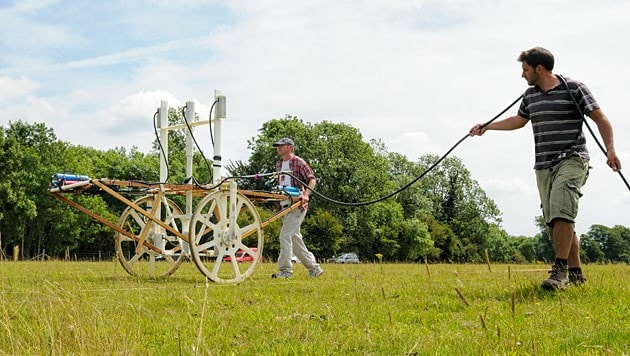 Untersuchung des Bodens mit einem speziellen Magnetometer (Bild: © 2014 LBI ArchPro)