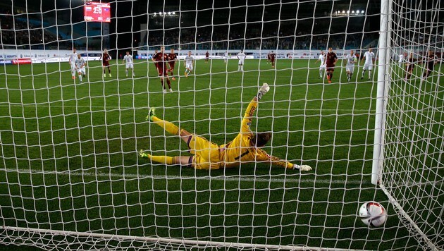 Liechtenstein-Goalie Jehle fliegt umsonst - der Elfer sitzt (Bild: AP)
