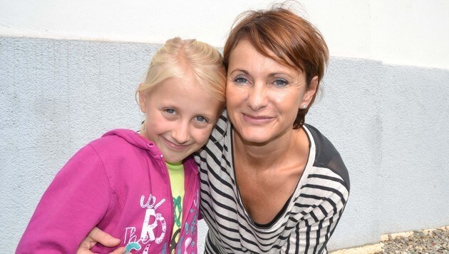 Die tapfere Lisa-Marie (9) mit ihrer Mutter Anneliese Fellner (Bild: Heinz Weeber)