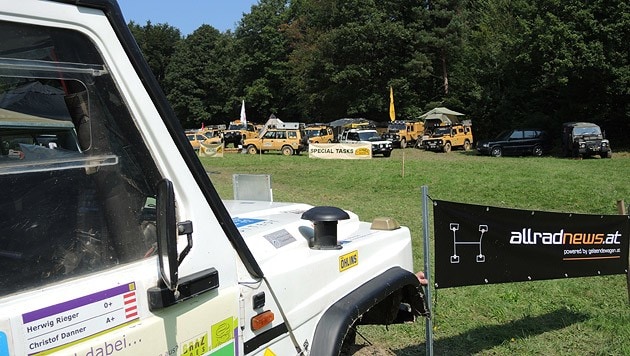 Die Sand-Tarnfarben des Camel-Trophy-Teams wirken auf der grünen Wiese irgendwie nicht... (Bild: Stephan Schätzl)