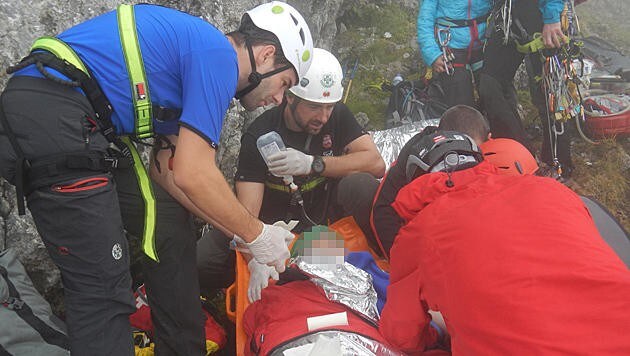 Die Einsatzkräfte der Bergrettung Kapfenberg versorgten die verletzte Alpinistin am Hochschwab. (Bild: Bergrettung Kapfenberg)