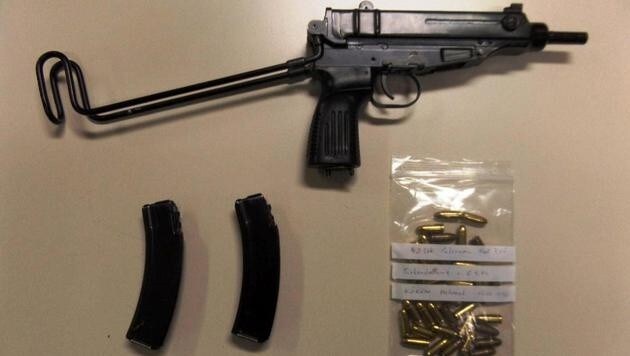 Diese Maschinenpistole samt Munition entdeckten die Polizisten bei der Verkehrskontrolle. (Bild: APA/LANDESPOLIZEIDIREKTION SALZBURG)