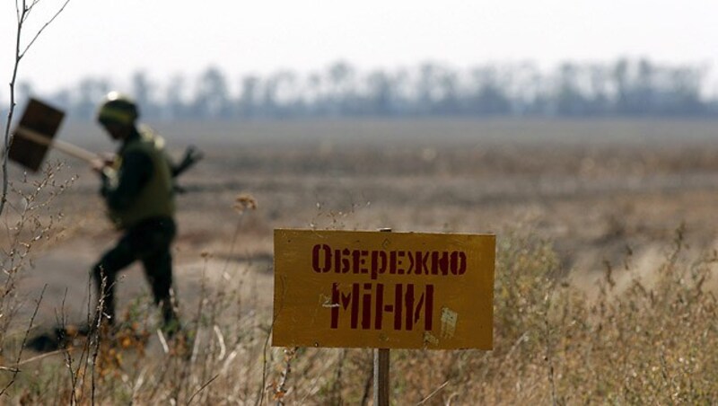 Ein Minenwarnschild nahe der Stadt Mariupol (Bild: APA/EPA/Anatoly Maltsev)