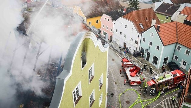 Der Dachstuhl des Gebäudes in Schärding wurde ein Raub der Flammen. (Bild: APA/DANIEL SCHARINGER)