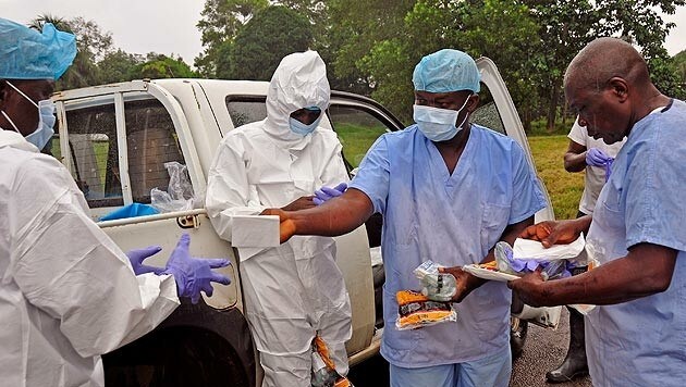 Medizinisches Personal in Liberia (Bild: AP)