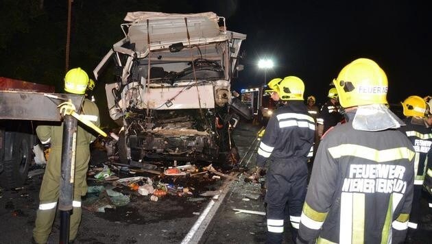 Die Fahrerkabine des Lastwagens wurde bei dem Unfall auf der A2 völlig demoliert. (Bild: Einsatzdoku.at)
