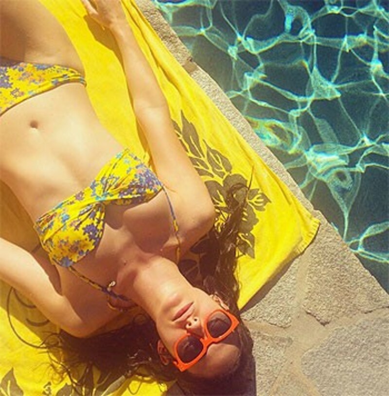 Emmy Rossum im knallgelben Bikini (Bild: instagram.com/emmyrossum)
