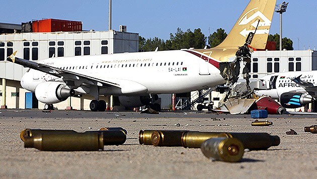 Ein beschädigtes Flugzeug der Libyan Airlines - elf intakte Maschinen sind vom Airport verschwunden. (Bild: AFP)