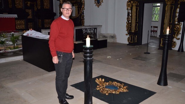 Pfarrer Markus Plöbst ist geschockt von den Vandalenakten an Altar (hinten) und Emblem (am Boden). (Bild: Heinz Weeber)
