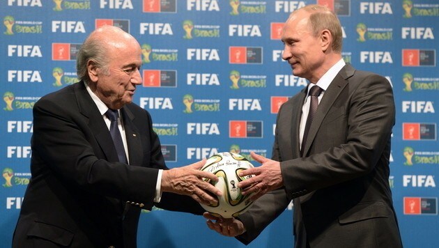 FIFA-Boss Joseph Blatter übergibt Russlands Präsidenten Wladimir Putin den WM-Ball. (Bild: APA/EPA/ALEXEY NIKOLSKY /RIA NOVOSTI / KREMLIN)
