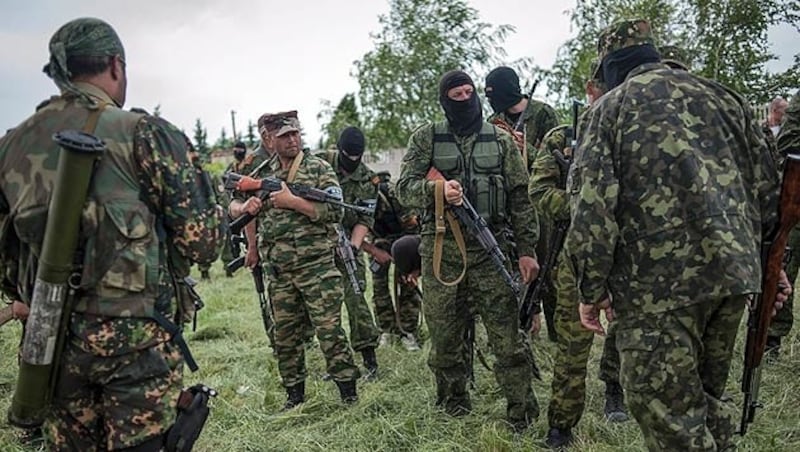 Einheiten der prorussischen Miliz in Donezk (Bild: APA/EPA/ROMAN PILIPEY)