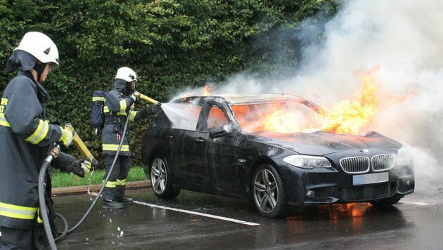Der BMW ging nach der Explosion in Flammen auf. (Bild: APA/FF SATTLED/ DAVID MAIR)