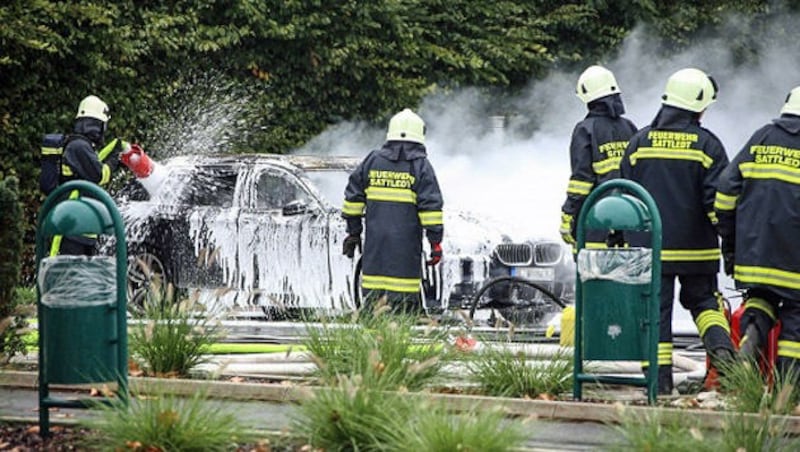 Die Einsatzkräfte löschten das Auto nach der Explosion. (Bild: laumat.at/Matthias Lauber)