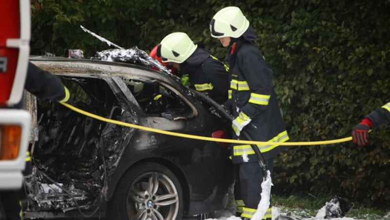 Der BMW wurde bei der Explosion völlig zerstört. (Bild: laumat.at/Matthias Lauber)