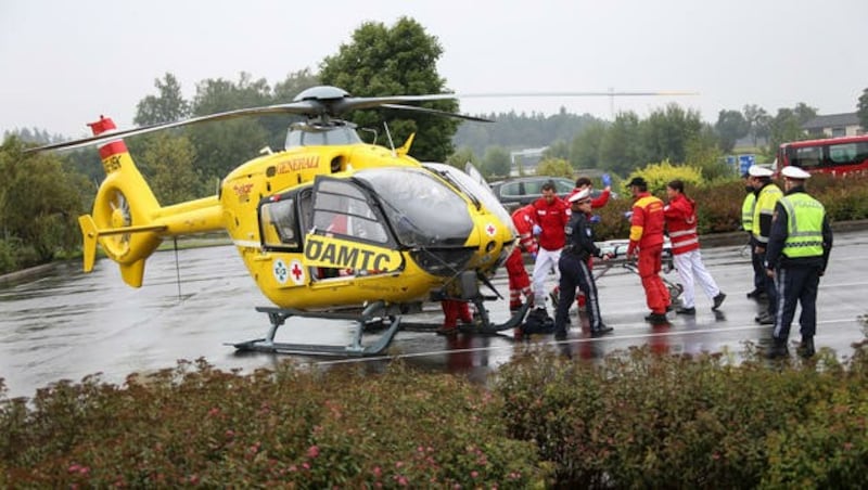 Der 18-Jährige musste mit dem Notarzthubschrauber ins Spital geflogen werden. (Bild: laumat.at/Matthias Lauber)