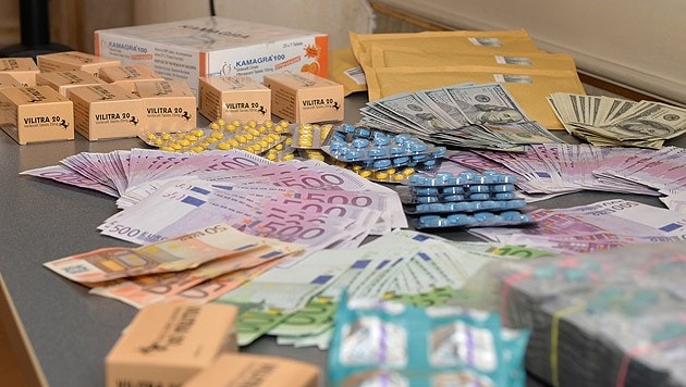 Ein Teil der sichergestellten gefälschten Arzneimittel und Geldscheine (Bild: APA/BMI)