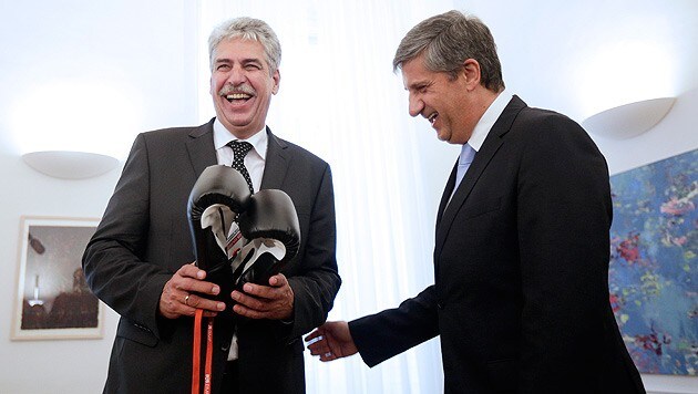 Boxhandschuhe für Finanzminister Schelling von Amtsvorgänger Spindelegger (Bild: APA/GEORG HOCHMUTH)