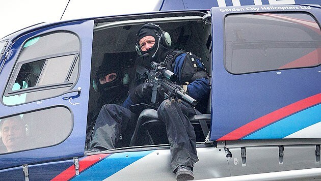 Schwer bewaffnete Polizisten fahnden nach dem Amokläufer - auch mittels Hubschrauber. (Bild: AP)